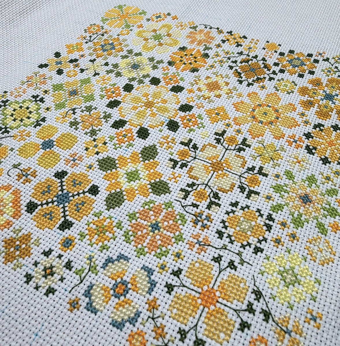 rinwave's tweet photo. CAROLYN MANNING DESIGNS の「Yellow」制作中。
本当はホビーラホビーレの新作をやるつもりだったけど、脳と目がどうしてもビタミンカラーを欲しがったので、こっちを刺すことに。

#クロスステッチ #crossstitch #carolynmanningdesigns #yellow #ビタミンカラー https://t.co/hsPc1eDlIw