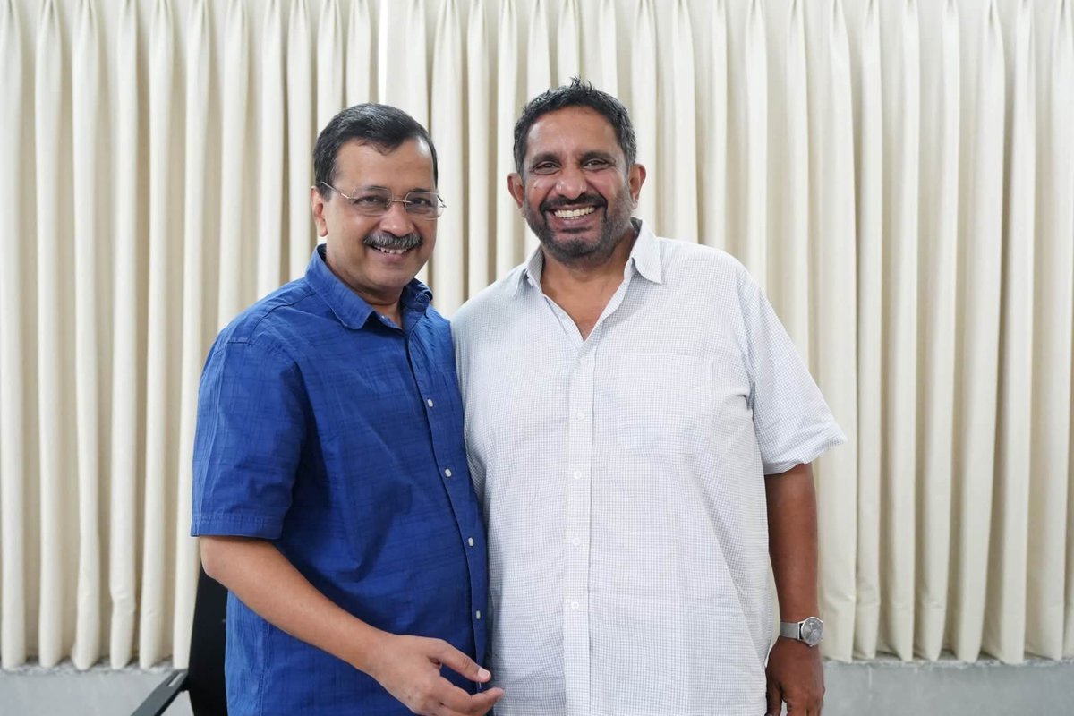 aapkaprithvi's tweet photo. Had the opportunity to wish @ArvindKejriwal in person.

As children across India rise to demand quality education, let’s remember who lit the spark by showing that quality education &amp; healthcare are possible through government schools &amp; hospitals.

#HappyBirthdayKejriwal https://t.co/65gSgcRW57
