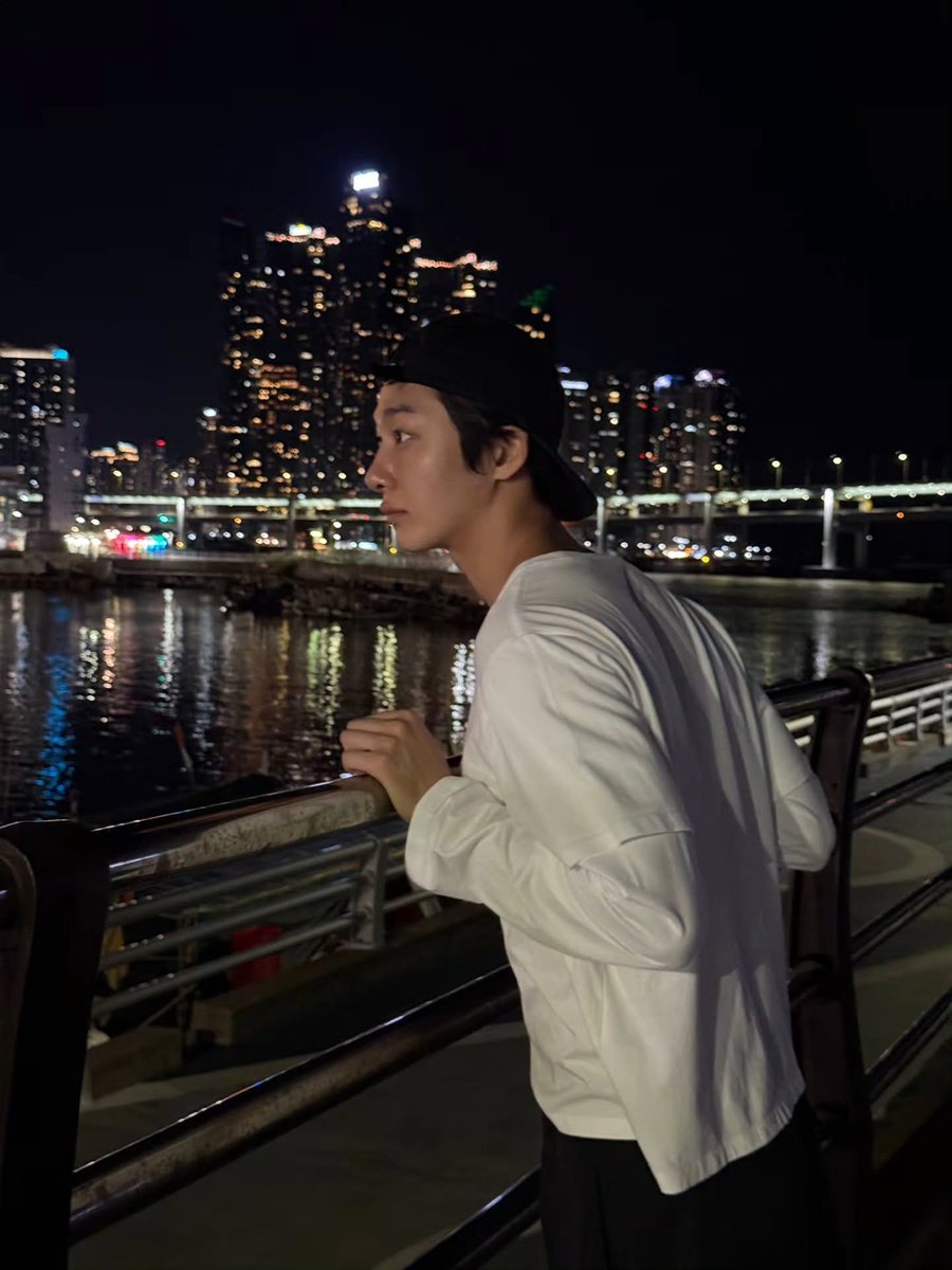 FROMHW2's tweet photo. 부산 바다와 형원 https://t.co/6kFttiKCpG