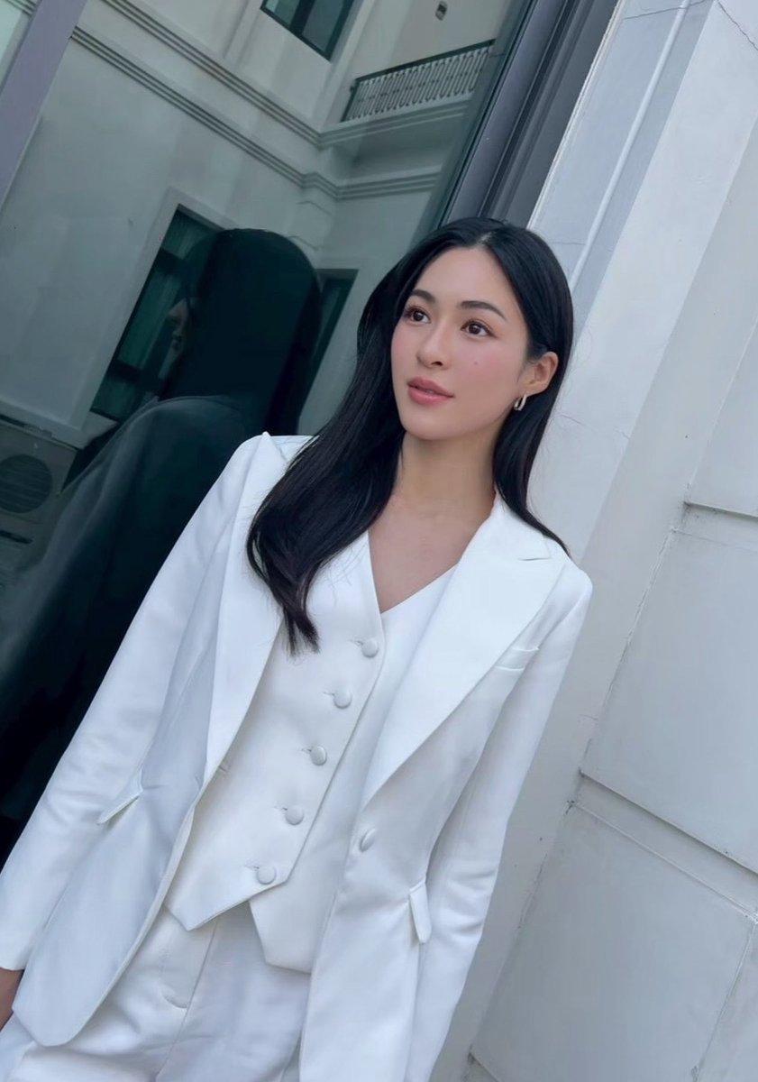 KMayaKwangbae's tweet photo. ตอนแรกนึกว่าสูทขาว แต่จริงๆเป็นสูทหล่อ https://t.co/Qw2PwQumOJ