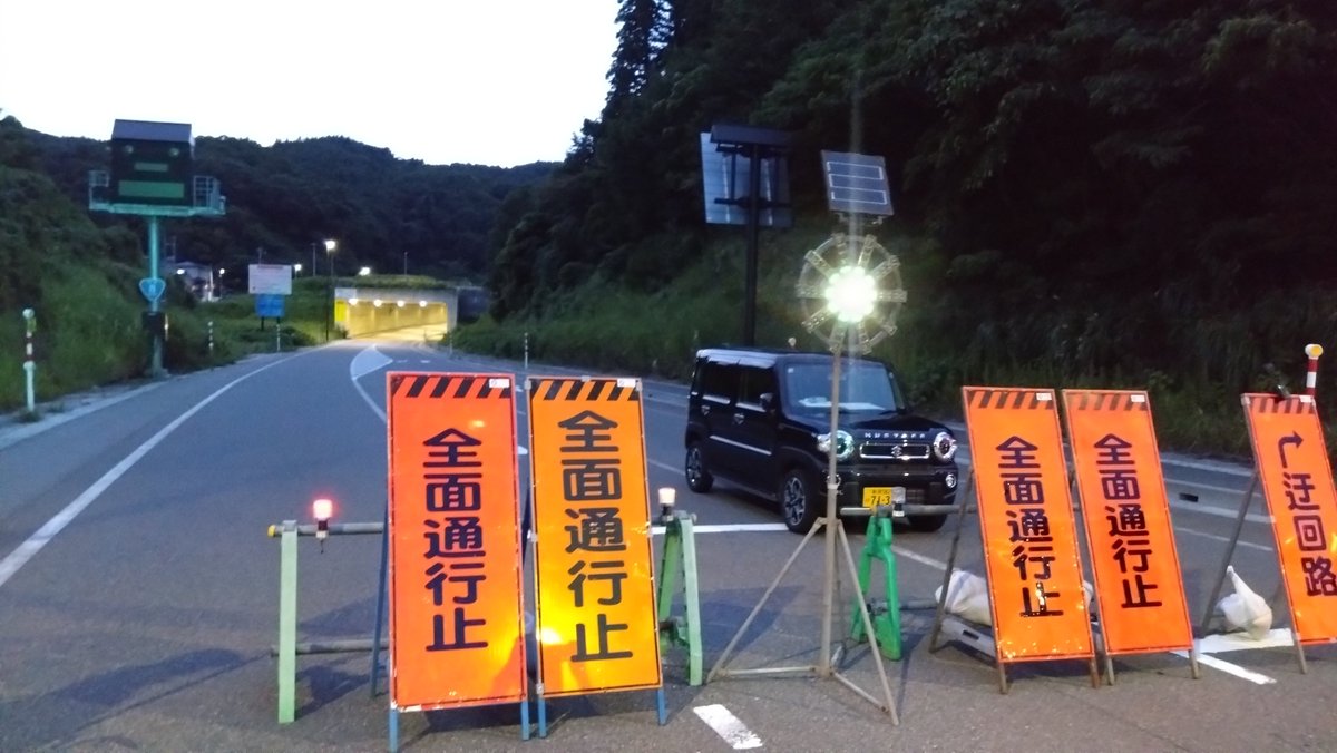 jun_ichirou33's tweet photo. 盆で草刈りしてたら、袖と手袋の間がすこーしめくれてて、ブト（ブユ）に6箇所喰われました。すんごく痒い
あと、８号バイパス全止めして映画の撮影してるっていうから、見に行ったら全然見えなかった。
せっかくあそこまで行ったのに… https://t.co/Fayq81KTMM