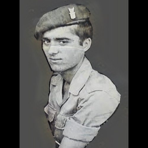 TheGreekPatriot's tweet photo. Ιωάννης Παπαδόπουλος - (1952 - 16 Αυγούστου 1974).
Από το Λάνθη Ηλείας, Έλληνας Στρατιώτης & Ήρωας κατά την εισβολή των Μογγόλων στην Κύπρο.
Αγνοούμενος για 43 χρόνια, τα λείψανά του βρέθηκαν το 2017 και επαναπατρίστηκαν στο Λάνθη.
#Papadopoulos #Lanthi #Greece #Cyprus #Enosis https://t.co/9Ynbx1WrWu