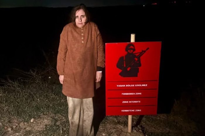 HasanCucuk's tweet photo. Defalarca yazdım tekrar yazayım!
Bunlar Ebu Cehil kadar bile olamadılar. Ebu Cehil, Mekke’de kalan Müslüman kadın ve kızlara dokunmamış “Ben kendime gücü Müslümanların kadınlarına, kızlarına  yetiyor, onlara zulmediyor dedirtmem” demişti. 
Bu fotoğraf tenkil tarihine kaydedildi. İnsanlığını yitirmiş bir güruh bunlar.