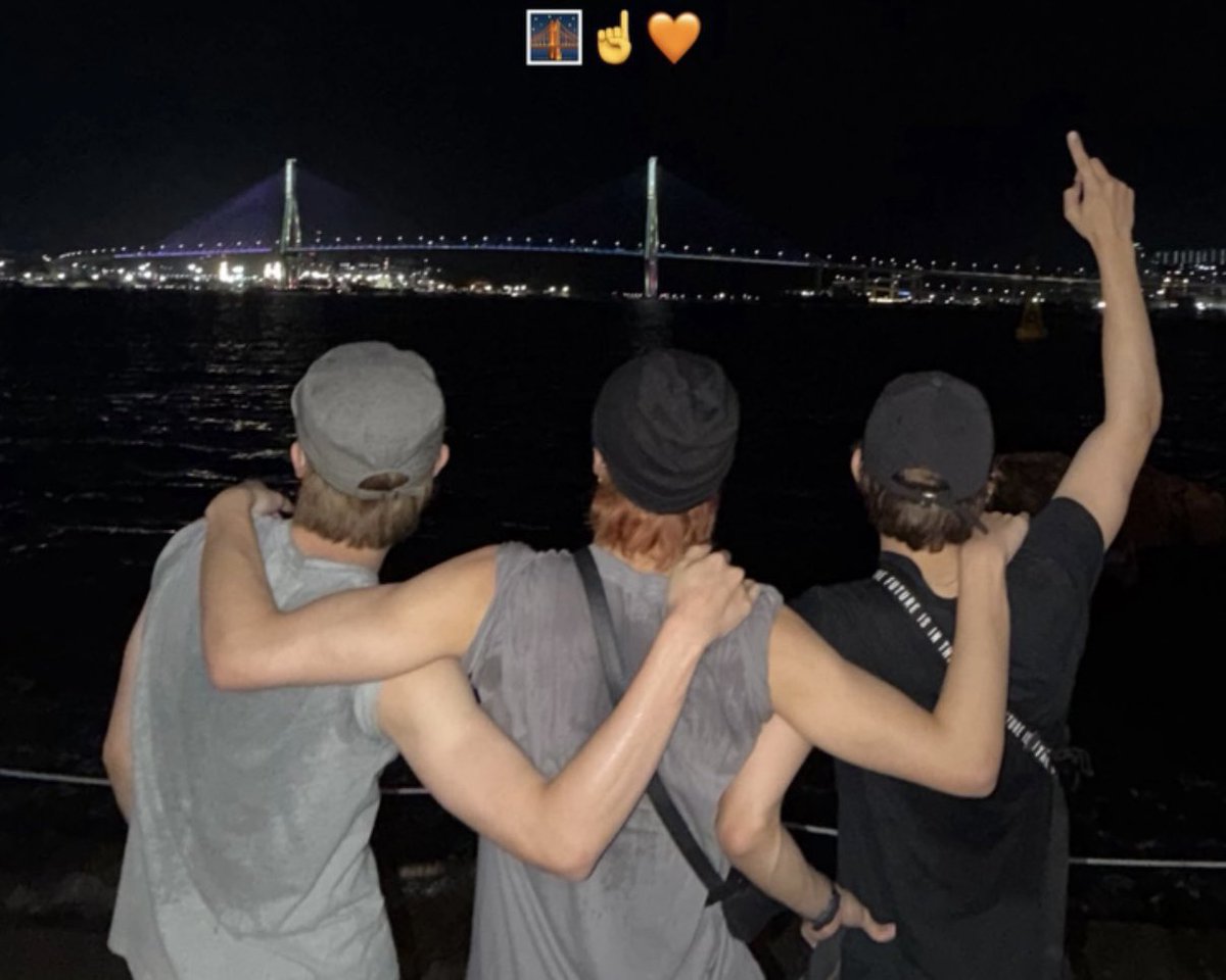 remremda's tweet photo. アントンにも汗染みってあるんだよねやっぱり この写真男すぎてどうしよう 現実の男なら冷笑していたはずなのにアントンさんだからなんでもよくなるのこの世の理不尽すぎる コンサートで顔の波動受けて頭おかしくなってるときアントンの顔なら殺人もギリ許すよ🥲て本気で思ってるもんな https://t.co/7YOi9kqLZo