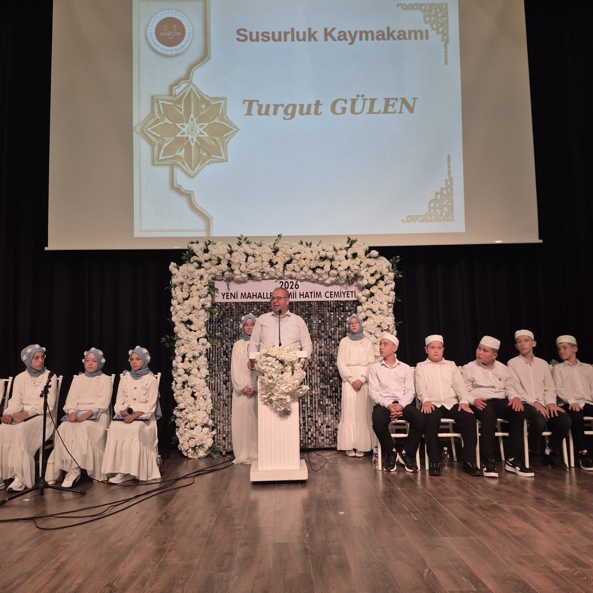 TC_Susurluk's tweet photo. Kaymakamımız Sn Turgut GÜLEN ve eşi Sn Meral GÜLEN Hanımefendi, Susurluk Müftülüğü Yenimahalle Camii tarafından düzenlenen "2026 Yaz Kur'an Kursu Kapanış Programı"na katıldı.
#SusurlukKaymakamlığı #Susurluk #TurgutGülen #YazKuranKursu #ÖdülTöreni #GeleceğimizinTeminatıGençlerimiz https://t.co/7JRwP8D1xO