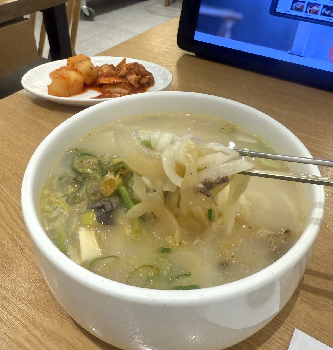 Risaxx's tweet photo. 仁川空港で美味しいもの食べて帰りたい人、聞こえますが...黄生家カルグクスに行くのです...7年連続ミシュランガイド掲載、ソウル市内にもあるけど待つから仁川が穴場です...とにかくスープが激うま、CAさんもよく食べてる人気店。糸リフト翌日でも寄るほどおすすめ...🍜T2 B1 出国前エリアです https://t.co/947MFTkGed