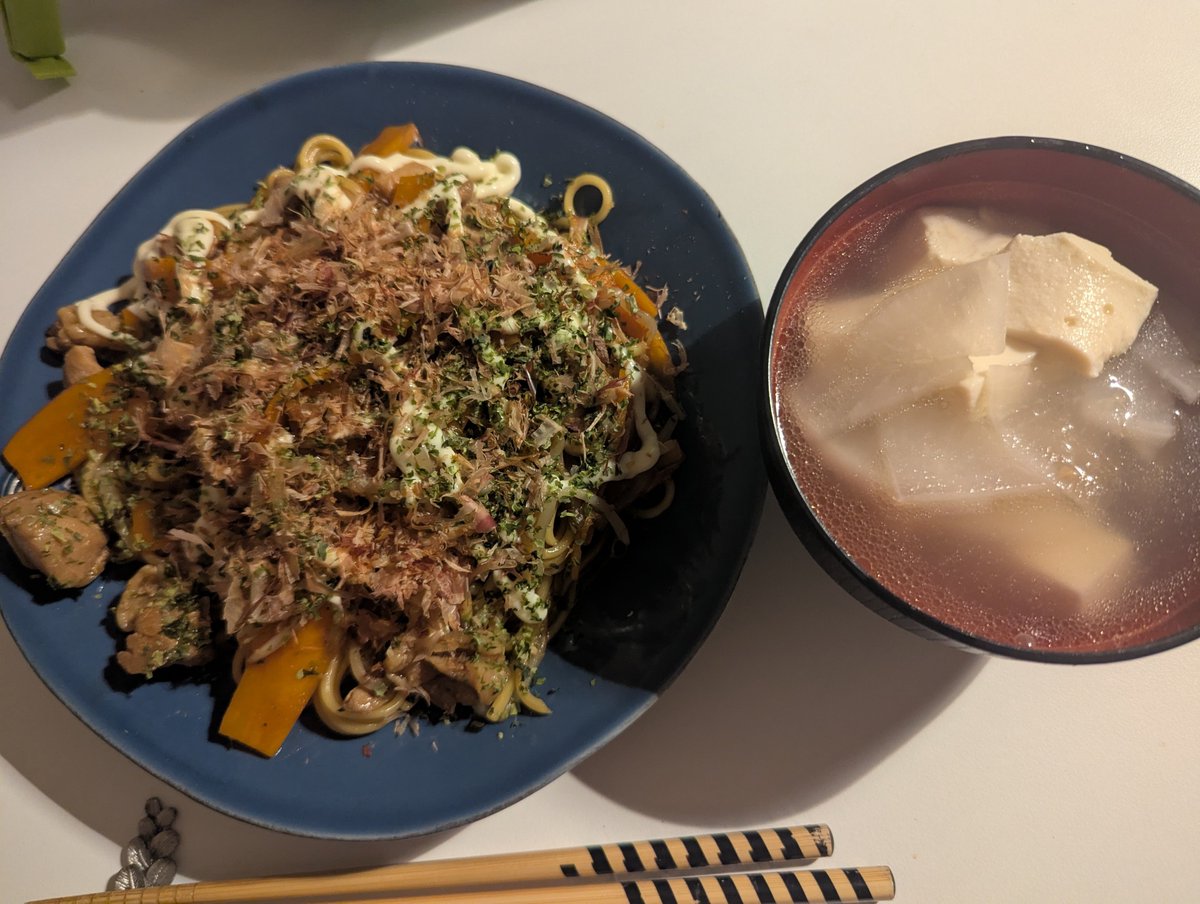 murata_22N11's tweet photo. これは疲れて寝てたら出来上がってた鰹節もりもりの世界一美味しい焼きそば(夫作)
#おうちごはん https://t.co/DnNJwqFxVr