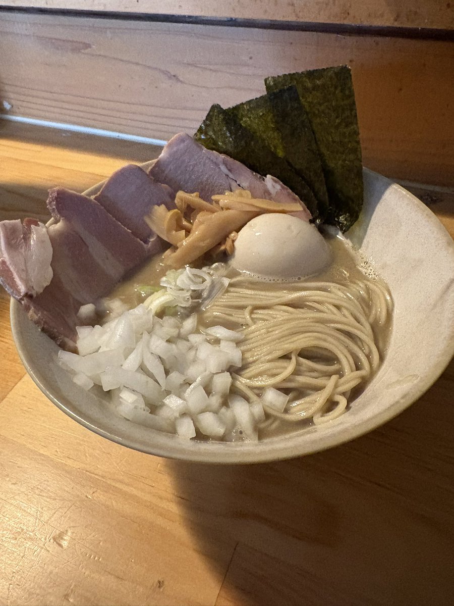 gaugaow's tweet photo. 麺　うめ澤
この濁った黄みを帯びたスープ、
淡麗すぎず、濃厚すぎず。

ちょうど真ん中を突いてくる
絶妙なニボニボ感。

しっかり煮干感を
満たしてくれる完成度の高い一杯！
#煮干中華そば
#醤油 https://t.co/1CLjTE1Kjc