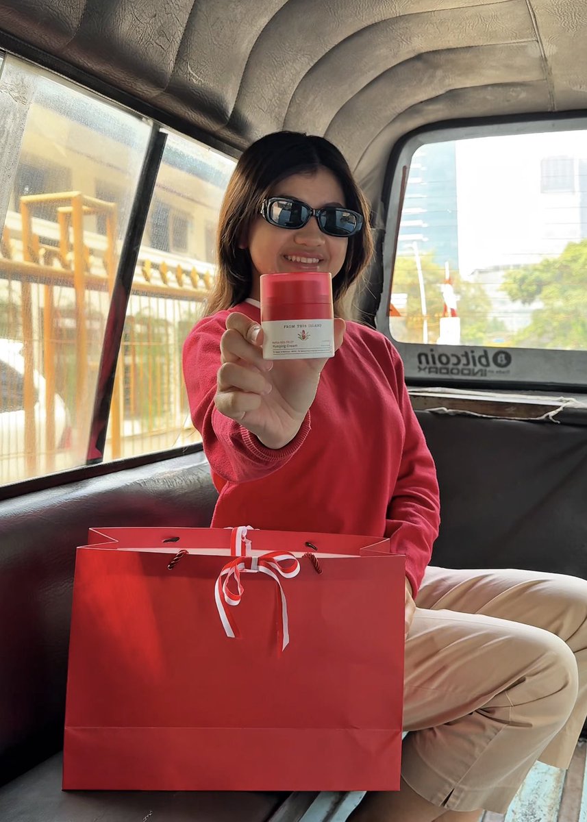 FromThisIsland's tweet photo. Sunday giveaway🇮🇩

Sebutin 5 pulau di Indonesia yang ada huruf “A”-nya! 🌴

Drop your answers below 👇 One lucky Islander will get to try our PRF Cream 🎁 #FromThisIsland https://t.co/JRmjHEx8MA