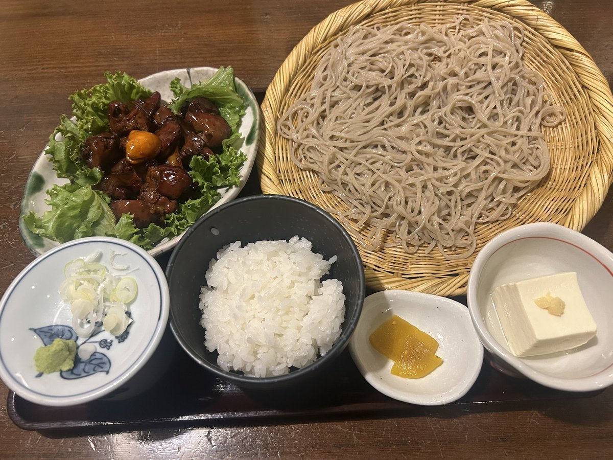 ao_0101_Chartos's tweet photo. 夜ご飯は山梨名物🍚

甲府鳥もつ煮セット✨️
山梨グルメの甲府鳥もつ煮は具材が内臓系なので好みが分かれるけどレバーやハツ等、色々な食感があって味が濃いめなのでご飯が進む(*´༥`*)ｳﾏｳﾏ

蕎麦もお盆中まだ食べれてなかったから良かったჱ̒˶ｰ̀֊ｰ́ ) https://t.co/ThdgLmHydc