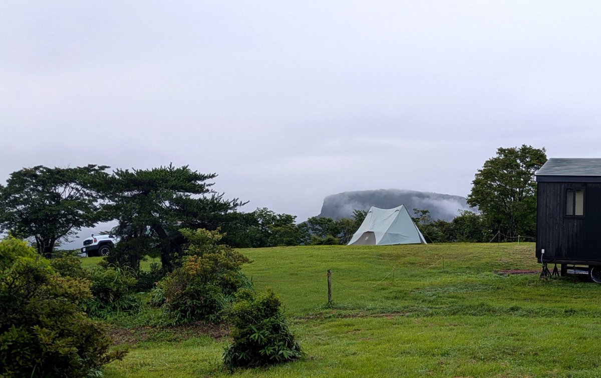 naganoijyu's tweet photo. 雨＆霧キャンプ中、一瞬の荒船山。
下界はこんなにも晴天。 https://t.co/1irMb4Z3to