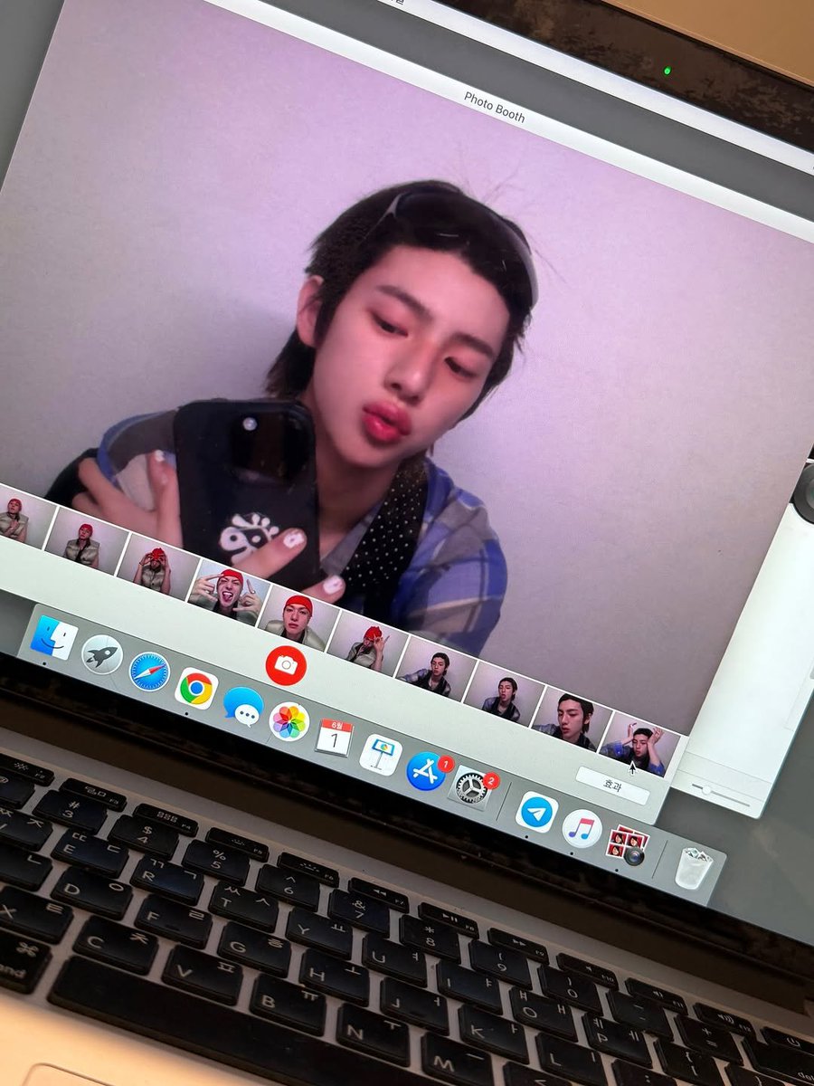 wywjju's tweet photo. he knows hes pretty 😭😭😭 https://t.co/Ja6TZJ7kFt