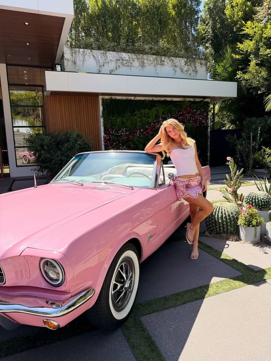 charleEHcarpecB's tweet photo. barbie called, she wants her YLVA back 💗🌸 https://t.co/Ax4hMHCXRG