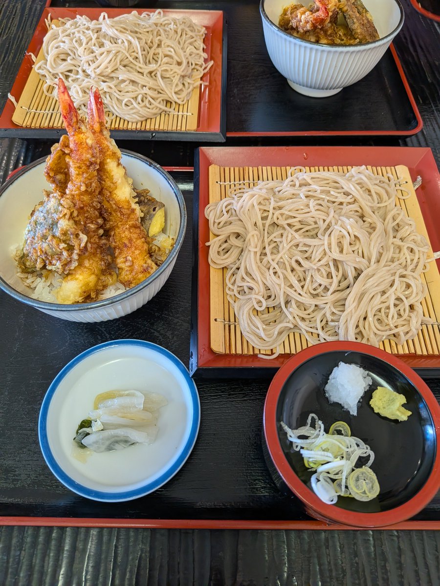 SHIDUMOM's tweet photo. 初訪店の天心でミニ天丼セット冷たい蕎麦
なかなか美味しかったし店員さんが親切だった♡
明日からの現実を考えたくない😂
休み終わり…
#天心 #ミニ天丼セット https://t.co/3Cyk4ujfj9