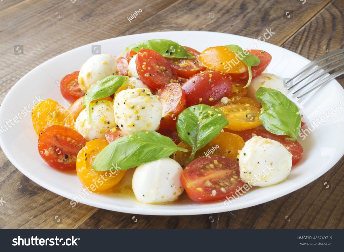 MildDay5's tweet photo. Stock up on fresh basil, ripe tomatoes u0026 creamy mozzarella for tonight’s caprese salad—3 key ingredients for a quick, tasty weeknight meal!， https://t.co/N2h38wA80n