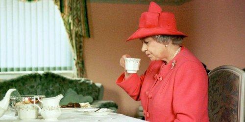 UWeinkauff's tweet photo. British and American table manners differ in surprisingly specific ways, from spoon placement to bread plates, tea, and the proper finished position for cutlery. https://t.co/NDgBLU238D https://t.co/oeFJPddPWw