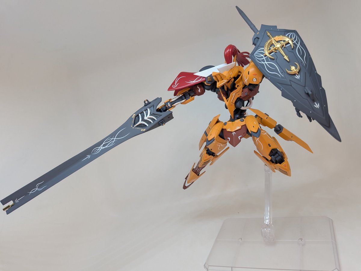 Lx9T9's tweet photo. 「V07-0126/R」
「ジークルーネ·レガーレ」完成っ！🥲

「厄災戦時のジークルーネのバリエーション機かつ「ある熱い男」の専用機」
という妄想全開の設定で製作しました！😅😁

今回はジークルーネとローザンフォートレスの武装を使用しつつプラ板メインで延長やアレンジをしてみましたっ！！🔥 https://t.co/rtQuEngduc