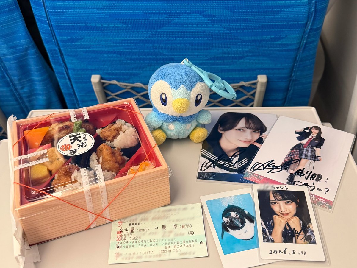 ally_kn__'s tweet photo. 8.16 ✧*｡
出張定期前に念願のペンギンカフェ行けて嬉しかった～( ; ; )🤍(ALT)
1部は東軍だったけど2部は西軍でALLYちゃんの名前たっくさん呼べた🎶✧*
2部着席エリア女の子居なくて心細かったけど可愛いポニテALLYちゃん見れたので🆗❕とても充実した2日間をありがとう🎶✨️
#OMOIYALLY #ホワスピ https://t.co/7qWJYIIWFh