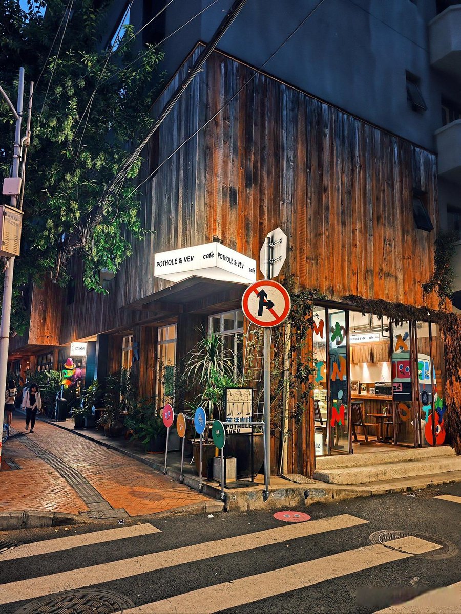 Chrisdanielmut2's tweet photo. Just discovered a hidden acoustic gem at the corner café—raw vocals + gentle guitar hits exactly the spot for a lazy afternoon. Pure magic! https://t.co/E9BOmvVaRZ