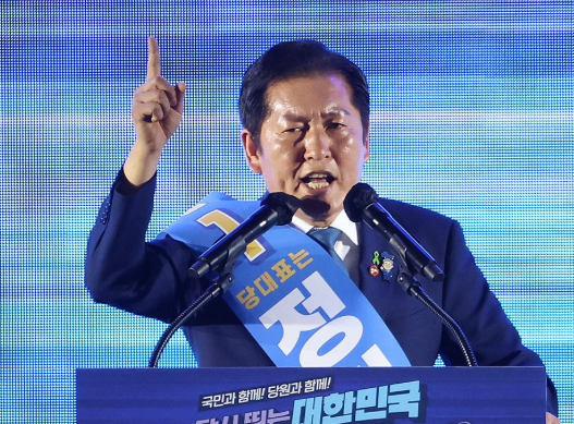 goldenbell1008's tweet photo. 정청래 의원.
백의종군 경선하느라
애썻습니다.
42%의 권리당원 지지자가
뒤에 있고, 최고위에 
민주투사 최민희 이성윤 한민수가 
확고하게 자리잡고 있네요.
김민석의 패악질은 관용을 하면 절대로 안됩니다.
규정은 따르되 패악질은 반드시 고발해서
처벌해야 합니다.
그래야 민주당이 삽니다. https://t.co/XA2fPa9NxF
