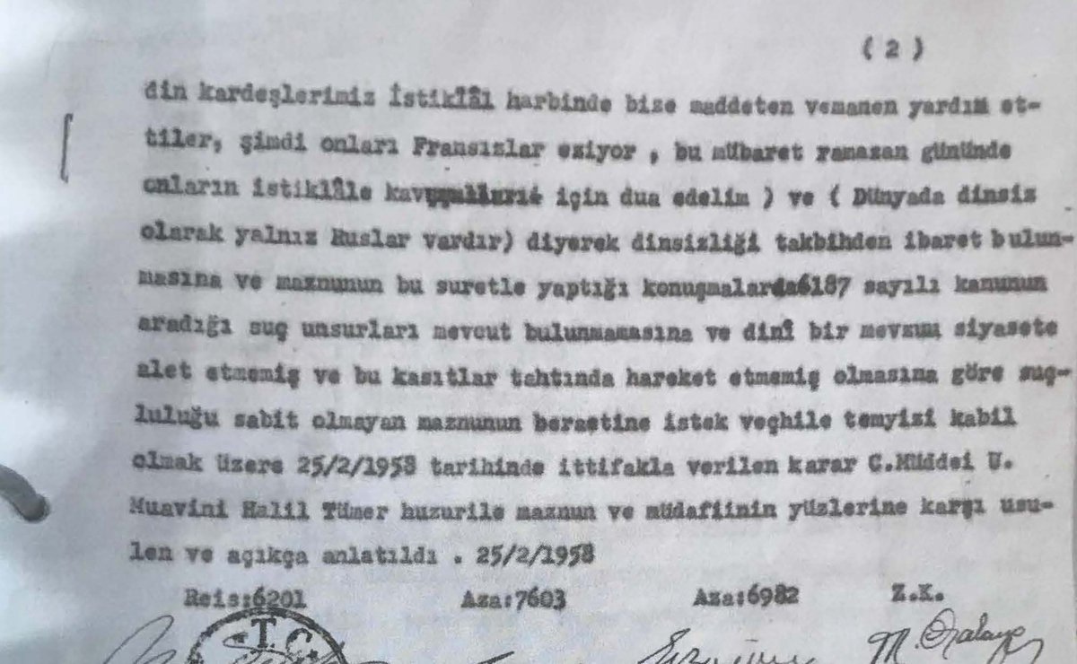 _fatihulas's tweet photo. Süleymancıların şeyhi Süleyman Hilmi Tunahan’ın yargılanma evrakı!

Bu tarihi belgeyi ilk kez yayınlıyorum.

1888-1959 yılları arasında yaşamış Süleyman Hilmi Tunahan hakkında bazı davalar açılır.
İstanbul Birinci Ağır Ceza Mahkemesinin 25/02/1958 tarihli bu kararında, Tunahan’ın “Dini siyasete alet ederek propaganda yapmak” suçundan yargılandığı görülüyor. Mahkeme, Tunahan’ın 1956 yılında iki vaazında sarf ettiği sözleri nedeniyle açılan bu davada beraat kararı vermiş.
Belge, dönemin siyasi gelişmelerini de yansıtıyor.