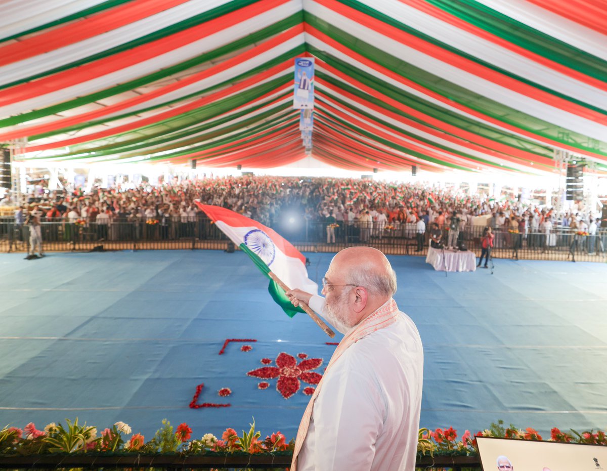 AmitShah's tweet photo. सहकारिता के माध्यम से ग्रामीण अर्थव्यवस्था को मजबूत करने की दिशा में आज अलवर में ₹200 करोड़ की लागत से प्रतिदिन 3 लाख लीटर दूध के प्रसंस्करण की क्षमता से युक्त ‘अलवर सरस डेयरी’ के नवीन प्लांट का ई-शिलान्यास किया। साथ ही, ₹274 करोड़ की लागत से सरस डेयरी से सम्बंधित चार अन्य परियोजना��ं का ई-लोकार्पण भी किया।

आधुनिक तकनीक से युक्त इन संयंत्रों से उत्पादन प्रक्रिया अधिक वैज्ञानिक, पारदर्शी और कम ऊर्जा की खपत वाली बनेगी। इससे क्षेत्र के दुग्ध उत्पादकों को उनके दूध का बेहतर दाम मिलेगा, ग्रामीण क्षेत्रों में रोजगार के नए अवसर सृजित होंगे व प्रदेश में ‘सहकार से समृद्धि’ का संकल्प और मजबूत होगा।