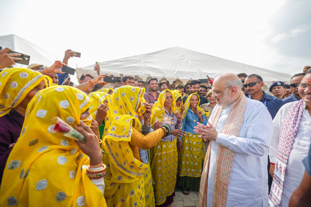 AmitShah's tweet photo. सहकारिता के माध्यम से ग्रामीण अर्थव्यवस्था को मजबूत करने की दिशा में आज अलवर में ₹200 करोड़ की लागत से प्रतिदिन 3 लाख लीटर दूध के प्रसंस्करण की क्षमता से युक्त ‘अलवर सरस डेयरी’ के नवीन प्लांट का ई-शिलान्यास किया। साथ ही, ₹274 करोड़ की लागत से सरस डेयरी से सम्बंधित चार अन्य परियोजना��ं का ई-लोकार्पण भी किया।

आधुनिक तकनीक से युक्त इन संयंत्रों से उत्पादन प्रक्रिया अधिक वैज्ञानिक, पारदर्शी और कम ऊर्जा की खपत वाली बनेगी। इससे क्षेत्र के दुग्ध उत्पादकों को उनके दूध का बेहतर दाम मिलेगा, ग्रामीण क्षेत्रों में रोजगार के नए अवसर सृजित होंगे व प्रदेश में ‘सहकार से समृद्धि’ का संकल्प और मजबूत होगा।