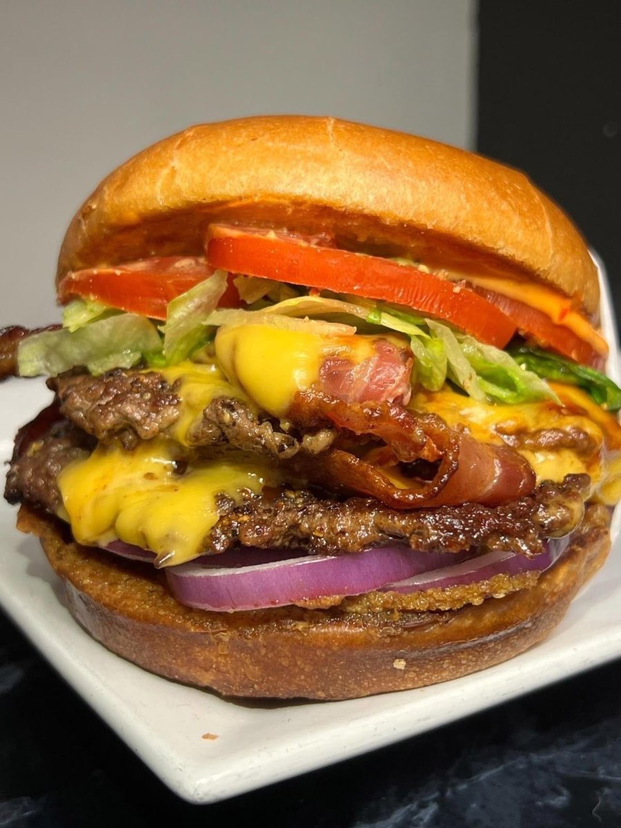 bossbabejass's tweet photo. Burger LOVERS 😍 https://t.co/cLHtr4ZMWl
