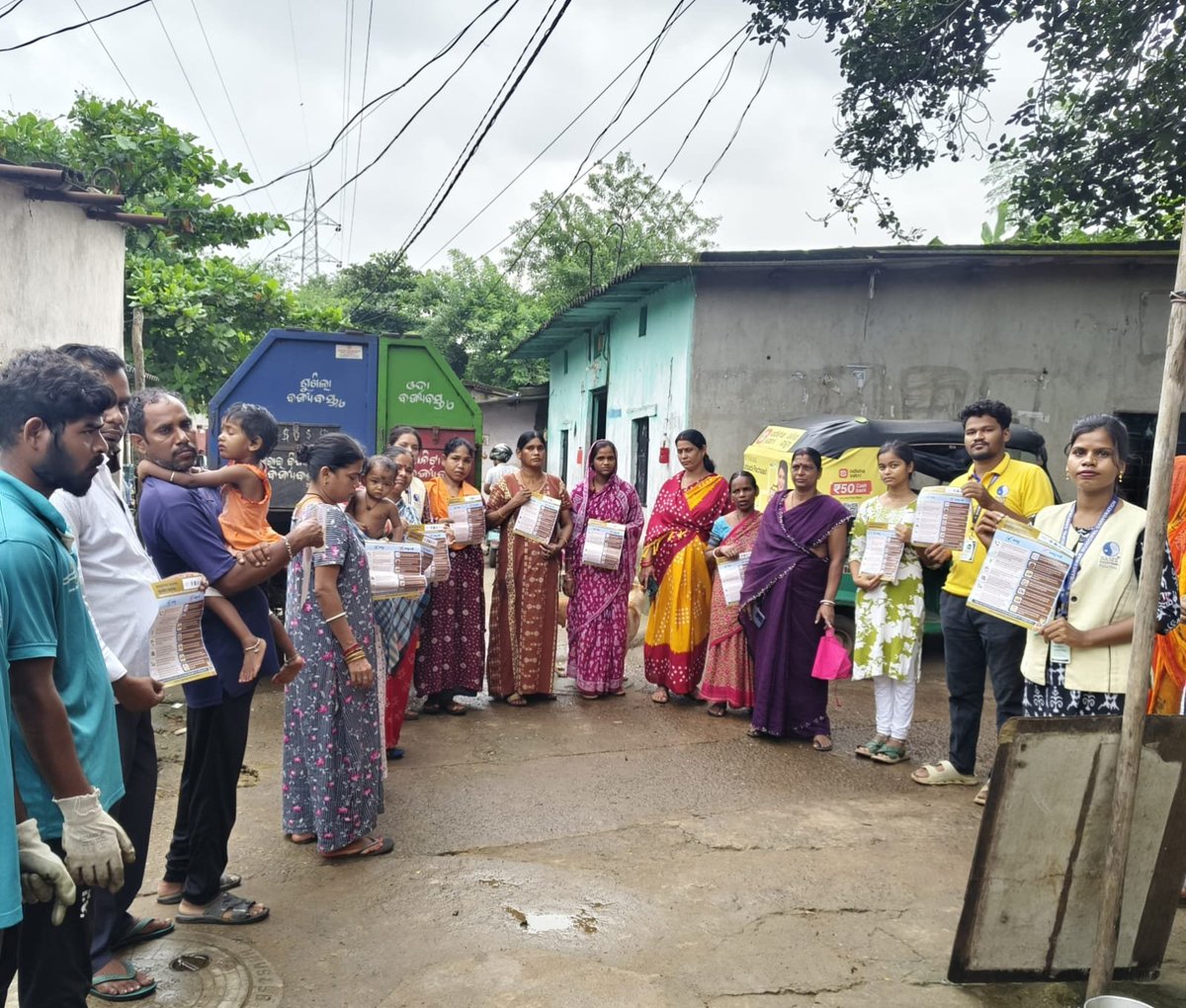 BMWV_BBSR's tweet photo. Team Basix conducted mass awareness on source segregation among residential communities and distributed GARIMA leaflets. 

@bmcbbsr 
@CMO_Odisha 
@HUDDeptOdisha https://t.co/cbiRX6XdGj