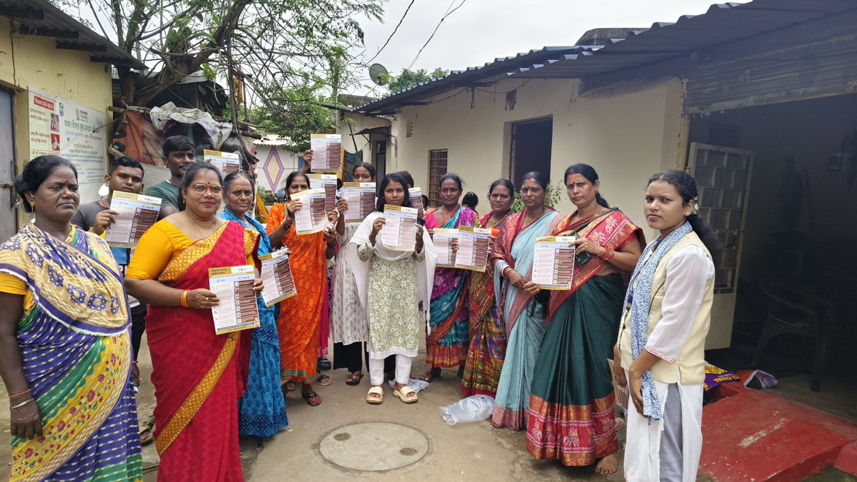 BMWV_BBSR's tweet photo. Team Basix conducted mass awareness on source segregation among residential communities and distributed GARIMA leaflets. 

@bmcbbsr 
@CMO_Odisha 
@HUDDeptOdisha https://t.co/cbiRX6XdGj