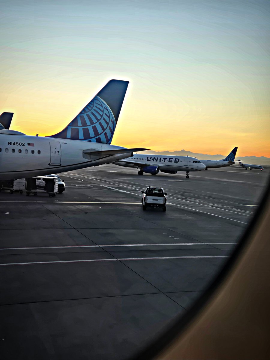BrianR3416's tweet photo. I love flying🛫👓😁 @united @DENAirport #united #aviation #airbus #boeing #sunset #clouds #flight https://t.co/KZw5ovJUiy