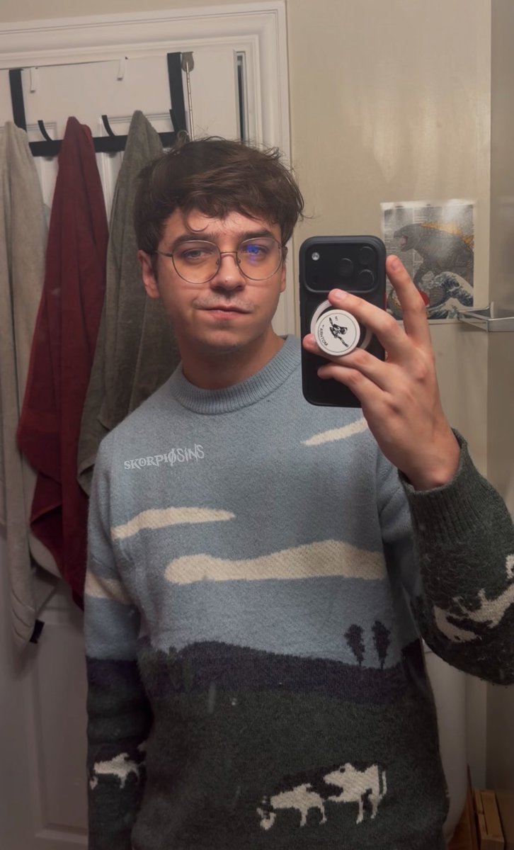 skorpi0sins's tweet photo. serious question…do y’all like my sweater? 🐄 https://t.co/BMTZGR5Cri