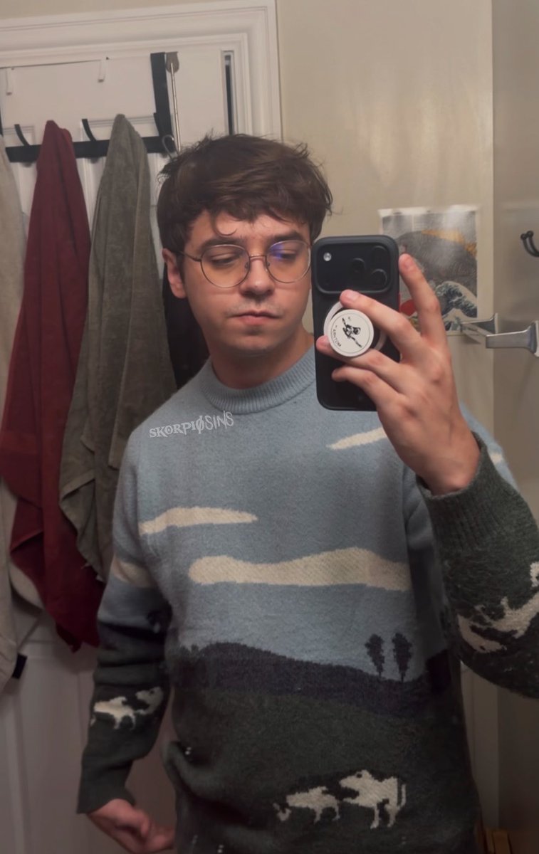 skorpi0sins's tweet photo. serious question…do y’all like my sweater? 🐄 https://t.co/BMTZGR5Cri