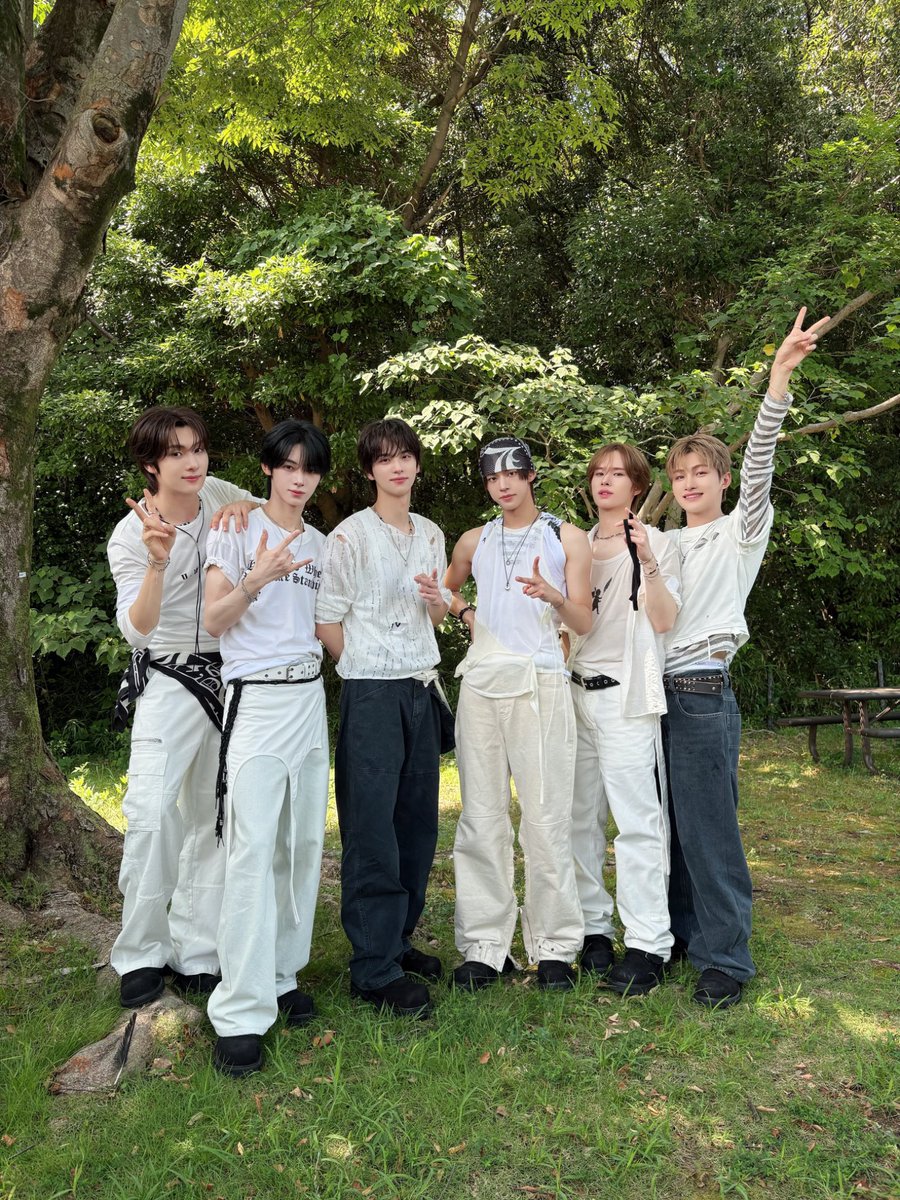 nyanshll7's tweet photo. 約1名木の枝持ってます。んで2枚目隠してます https://t.co/zJCUGxLEsb