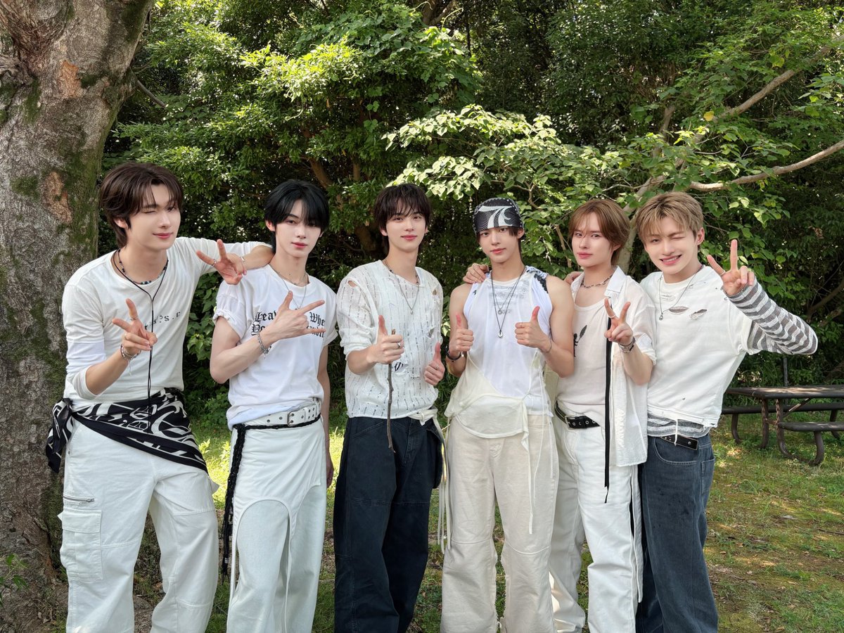 nyanshll7's tweet photo. 約1名木の枝持ってます。んで2枚目隠してます https://t.co/zJCUGxLEsb