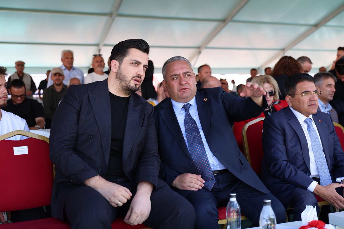 avhalilatasoy's tweet photo. Bağlum Şehit Hüseyin Demirtaş Stadyumu’ndayız🙋🏻‍♂️

Geleneksel Karakucak Güreşi Dünya Şampiyonası’nda Türk güreşinin heyecanına ortak olduk. 🇹🇷🤼‍♂️

Mücadele eden tüm sporcularımızı tebrik eder, bu büyük organizasyonda emeği geçen herkese teşekkür ediyoruz. https://t.co/WVVzE5waqx