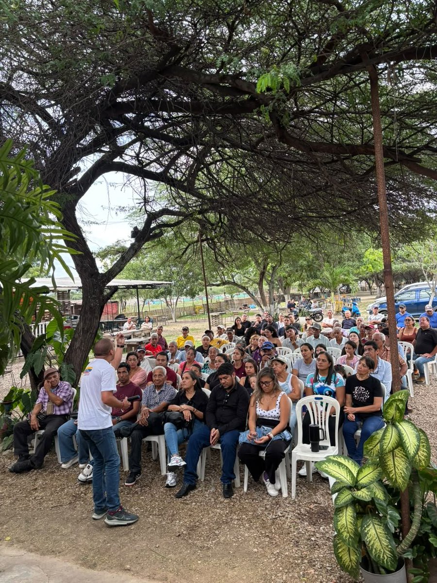 DouglasJimenez's tweet photo. #CARABOBO! Estamos reunidos con nuestra estructura municipal de @ADemocratica los #GUAYOS los CAPS organizados que son nuestras bases, listas para cuidar los votos de @MariaCorinaYA para lo que esta por venir, los Venezolanos queremos elecciones presidenciales. https://t.co/8KWCzKqGn1