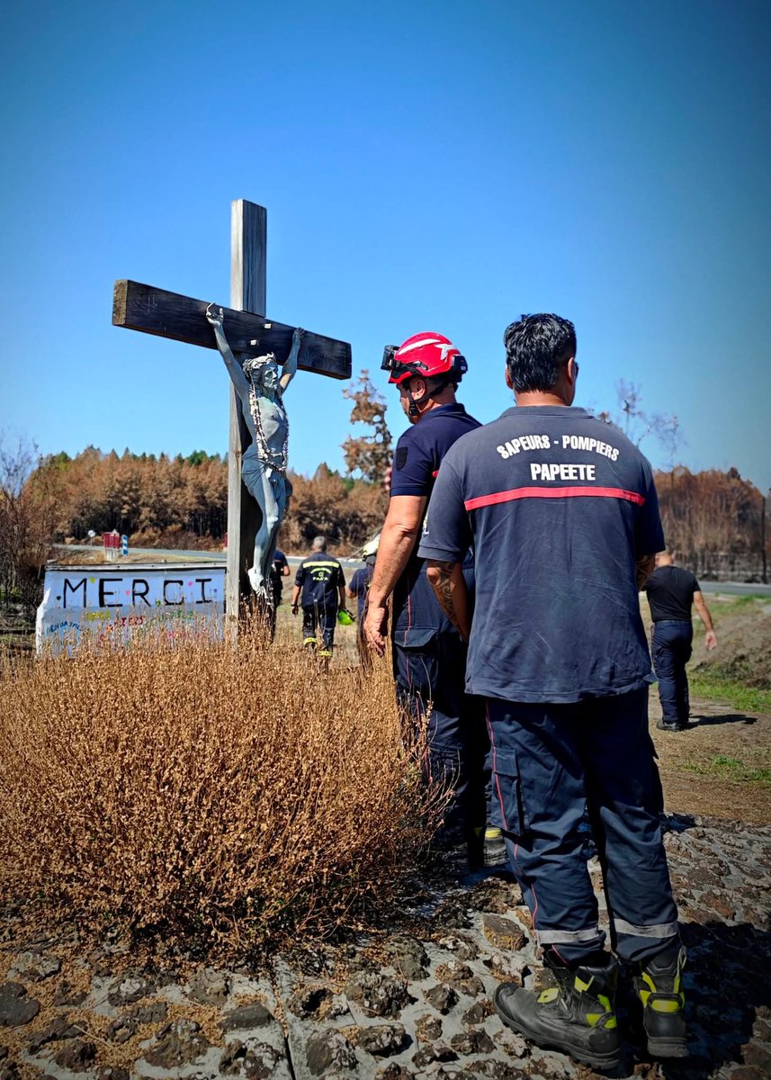 HistoiredeFran7's tweet photo. Les Polynésiens venus en renfort se sont rendus au calvaire de Saumos, une croix une nouvelle fois épargnée par les flammes, comme en 2022.

Ils sont venus s’y recueillir, prier et déposer des colliers de coquillages autour du Christ. 

📸 Loic Arbraz https://t.co/OsrDQpT6di