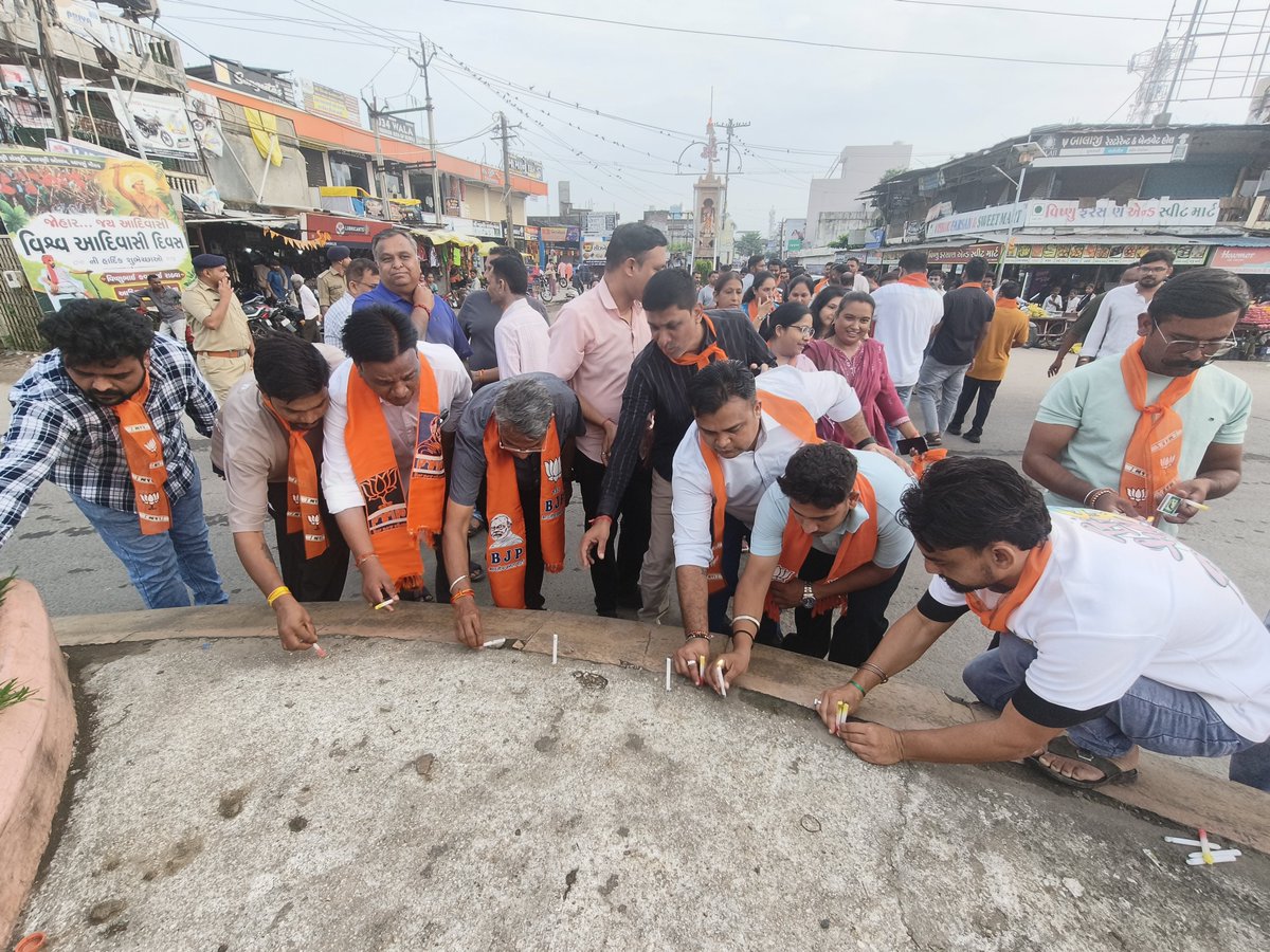 jaydeep_kapoor's tweet photo. 🇮🇳 રાષ્ટ્રના સન્માન સાથે કોઈ સમાધાન નહીં..! 🇮🇳

‘વંદે માતરમ્’ના સંપૂર્ણ ગાન દરમિયાન કરવામાં આવેલી દખલગીરીના વિરોધમાં છોટાઉદેપુર ભારતીય જનતા પાર્ટી યુવા મોરચા દ્વારા બોડેલી ખાતે ભવ્ય કેન્ડલ માર્ચ યોજવામાં આવી.

🕯️ રાષ્ટ્રગીતનું સન્માન — દેશનું સ્વાભિમાન!
🇮🇳 વંદે માતરમ્! https://t.co/Iq4WWDOMkM