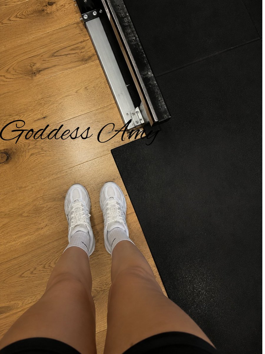 DutchGoddessAmy's tweet photo. Early gym session
White socks, messy hair &amp; no excuses ♡

FindomNL • Gymsocks • FindomBe • Footslave • Voetslaaf • Gymgirl https://t.co/8Q7JFtYw9B