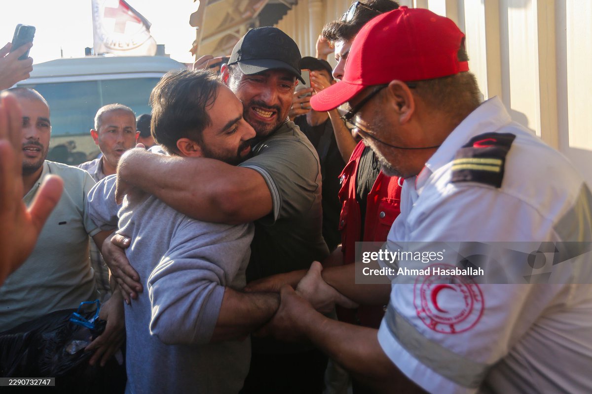 AhmadHasaballa3's tweet photo. KHAN YUNIS, GAZA - AUGUST 16: Prisoners released from Israeli custody arrive at Nasser Hospital on August 16, 2026 in Khan Yunis, Gaza. (Photo by Ahmad Hasaballah/Getty Images)@GettyImages https://t.co/nFPCSlOZq8