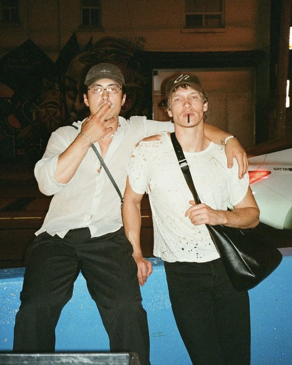 budihurdd's tweet photo. devan mcharg i owe you my entire life for the buzziest photos of these boyfriends of all time https://t.co/JSW3R9bUjM