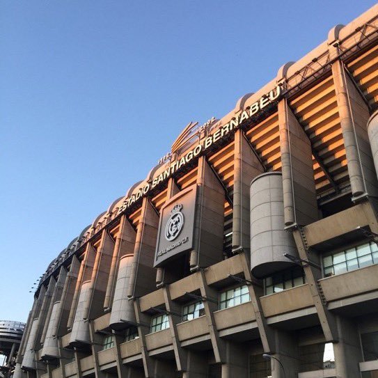 Ma_WuKong's tweet photo. El Nuevo Santiago Bernabéu es el perfecto ejemplo del capitalismo occidental contemporáneo: es mucho más feo, mucho más caro y se han eliminado sus señas de identidad (el nombre y la cruz en el escudo) para cumplir las exigencias del nuevo Dios (el «Mercado»). https://t.co/Uufj4dLb1L