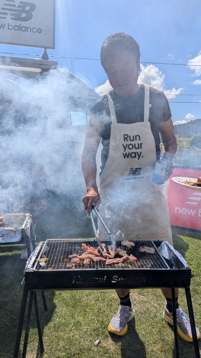 kwchronicle's tweet photo. 長門監督が煙まみれになって焼いてくれた肉を食べて元気になる2026菅平の夏
#順天堂大学 #newbalance #runyourway https://t.co/6yYIRrC8w0