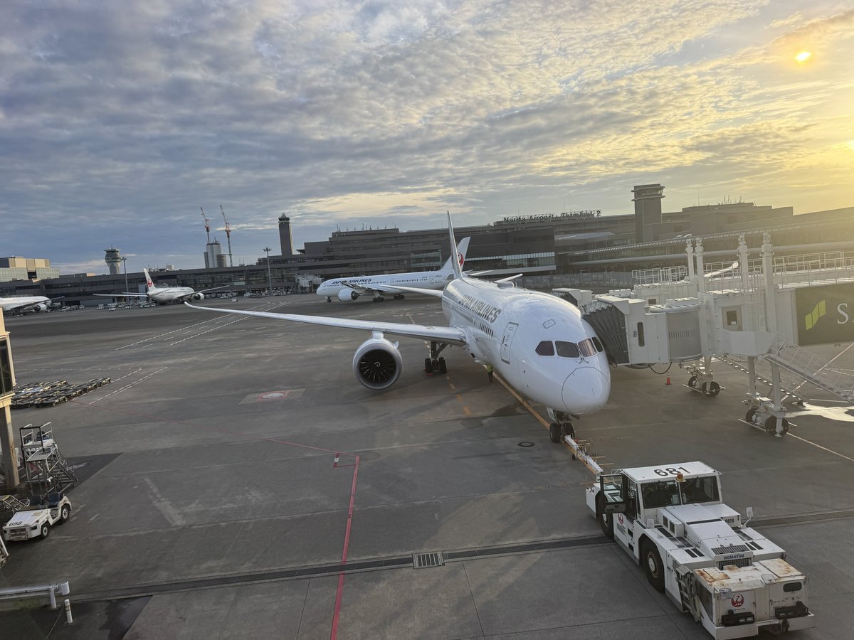 L224F18Y's tweet photo. 初フィリピン
宿の部屋がラブホみたいなベッドから浴室丸見えタイプで赤面 https://t.co/oW4fsiyEJm
