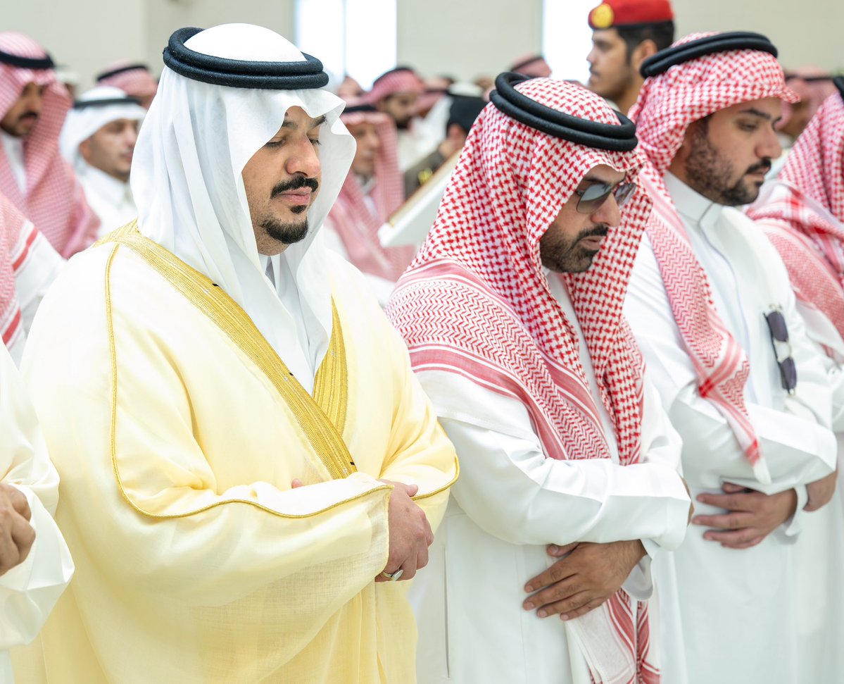sra7h11's tweet photo. ⭕️ نائب أمير الرياض يؤدي صلاة الميت على محمد بن حمد بن عايش المطيري، مدير شرطة منطقة الرياض سابقًا، رحمه الله.

🔹 أُديت الصلاة عقب صلاة العصر في جامع عبدالله بن ناصر المهيني بمدينة الرياض.

🔹 الأمير محمد بن عبدالرحمن قدم واجب العزاء والمواساة لذوي الفقيد.

🔹 ذوو الفقيد أعربوا عن شكرهم وتقديرهم لسموه على تعازيه ومواساته.

#الرياض #محمد_عايش_المطيري