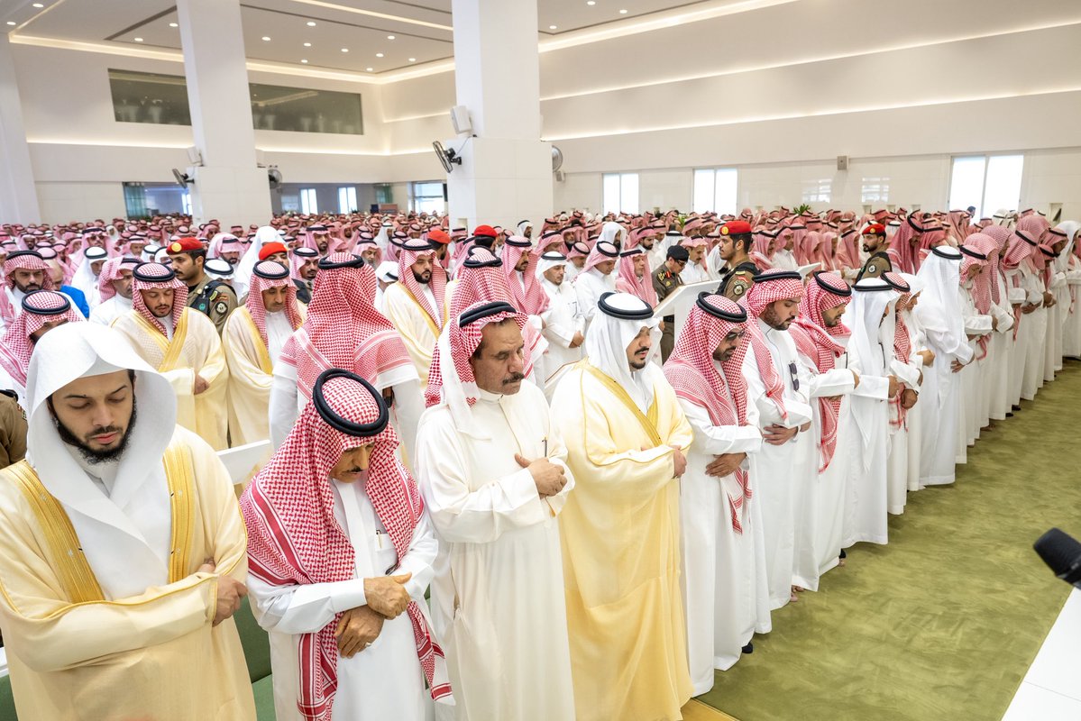sra7h11's tweet photo. ⭕️ نائب أمير الرياض يؤدي صلاة الميت على محمد بن حمد بن عايش المطيري، مدير شرطة منطقة الرياض سابقًا، رحمه الله.

🔹 أُديت الصلاة عقب صلاة العصر في جامع عبدالله بن ناصر المهيني بمدينة الرياض.

🔹 الأمير محمد بن عبدالرحمن قدم واجب العزاء والمواساة لذوي الفقيد.

🔹 ذوو الفقيد أعربوا عن شكرهم وتقديرهم لسموه على تعازيه ومواساته.

#الرياض #محمد_عايش_المطيري