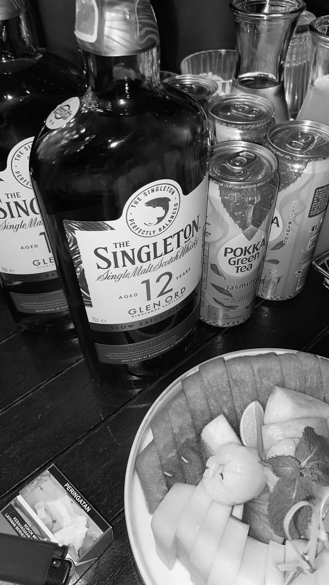 phoenix09__'s tweet photo. unwinding one sip at a time and refill happiness tonight 🥃 https://t.co/ytXHAoXDOx