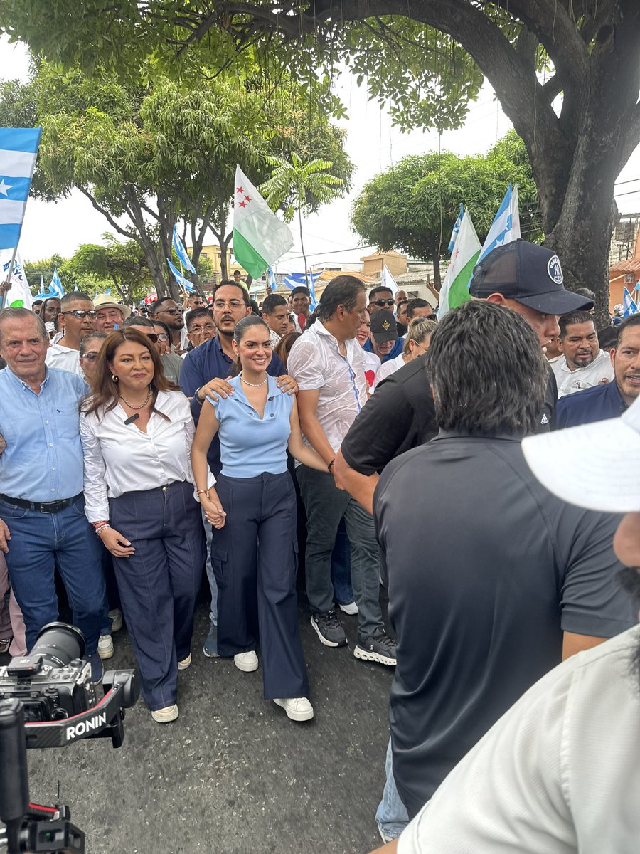 GyeconAquiles's tweet photo. ESPECTACULAR RESPALDO A
@FioYcaza 

+10MIL PERSONAS 

¡TENEMOS ALCALDESA!
#YoConFio
#GuayaquilConFiorella
#GuayaquilConAquiles https://t.co/NfBUhM6nMi