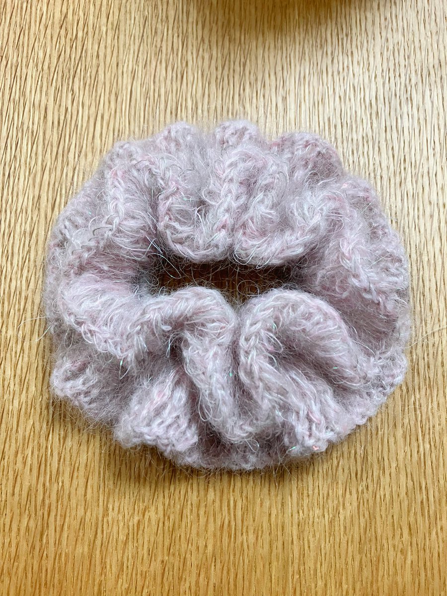 marsh_marron_'s tweet photo. 編みかけにしていたハナハナシュシュを発見したので完成させた。
お花型のキラキラかわいい〜。ふわふわモヘアなのでもう少し涼しくなったら使おう!
#編み物 #sawada itto https://t.co/jS0ZCfGxOX